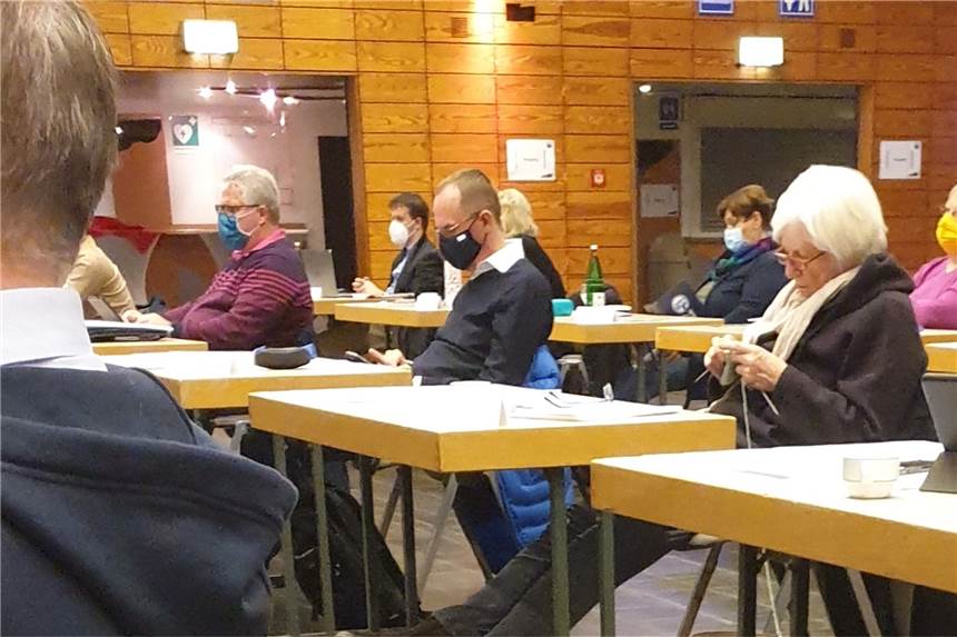 Stadt hält trotz Ultimatum an 3G-Regelung für politische Sitzungen fest Notburga Henke bei einer Ratssitzung im Dezember 2020 im Kreise ihrer Kollegen in der Europahalle. Alle trugen damals im harten Lockdown die Maske, außer die damalige Vorsitzende des Umweltausschusses von den Grünen, die nur im direkten Gespräch den Mund immerhin mit ihrem Halstuch bedeckte.