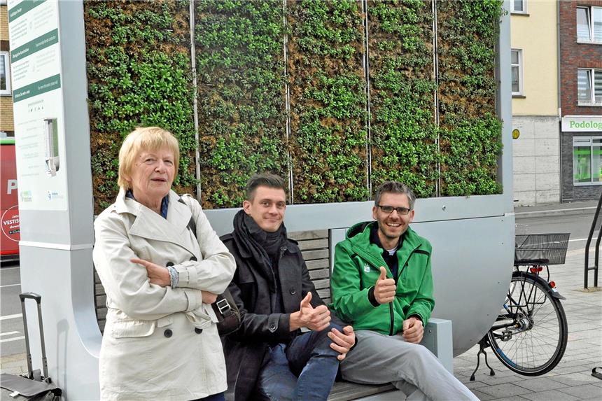 Der Rauxeler Moosträger soll doch noch seine Funktion erfüllen Notburga Henke, Peter Sänger und Jens Langensiepen (v.l.) beim Ortstermin zum Thema City-Tree auf dem Berliner Platz in Rauxel.