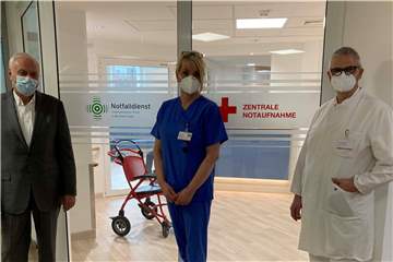 Notfalldienst und Notaufnahme unter einem Hut: Dr. Werner Seibel, Leiter der KVWL-Bezirksstelle Recklinghausen, Sonja Kulak, pflegerische Abteilungsleitung der Zentralen Notdienst-Ambulanz und Dr. Stefan Schüßler, Chefarzt des Zentrums für Notfallmedizin heißen die Patienten in der neuen Portalpraxis in der Paracelsus-Klinik am Lipper Weg herzlich willkommen.