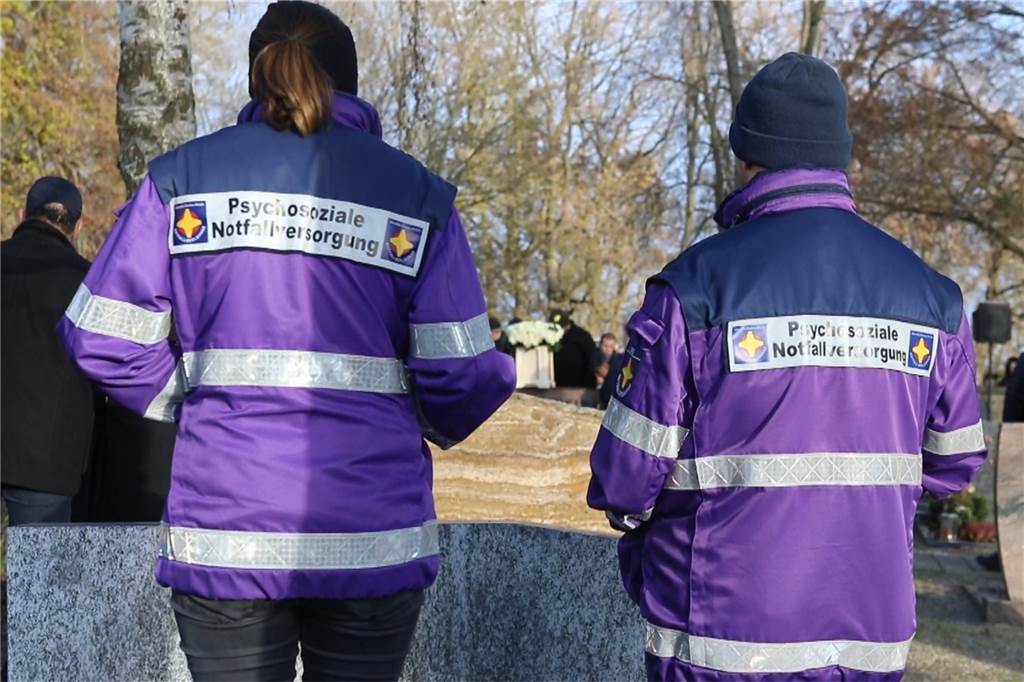 Halterner leisten als Notfallseelsorger Erste Hilfe für die Seele Zwei Notfallseelsorger sind mit der lilafarbenen Einsatzweste an einem Einsatzort.