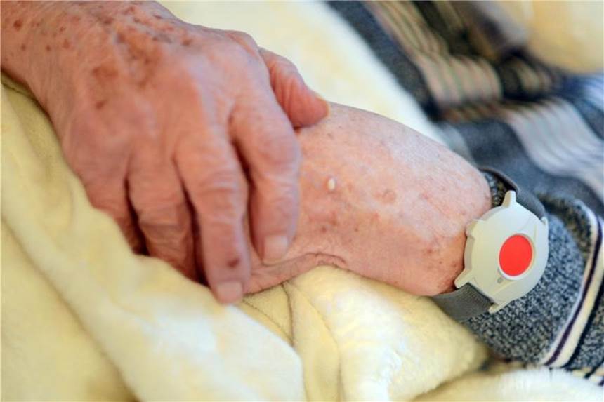 Vertragsmängel bei Hausnotrufdiensten Notknopf am Handgelenk: Die Stiftung Warentest stellte in den Verträgen einiger Hausnotrufdienste Mängel fest. Foto: Britta Pedersen