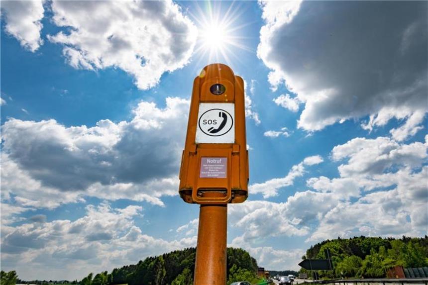 Meistgenutzte Autobahn-Notrufsäule steht in Bayern Notrufsäulen stehen im Abstand von etwa zwei Kilometern auf beiden Seiten der Autobahnen. Foto: Armin Weigel/GDV Dienstleistungs-GmbH