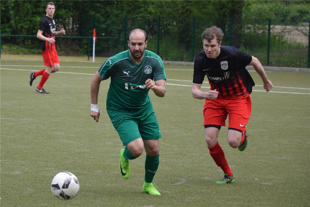 Über 30 Saisontore: Ex-Lüner gehört zu Deutschlands besten Torschützen Noureddine El Yahyaoui (l.) in Diensten von Viktoria Kirchderne, dort spielte er 2018, gegen den BV Brambauer.