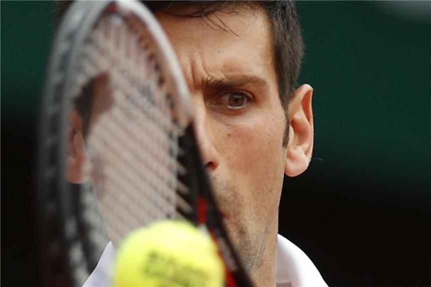 Djokovic zieht in Paris in zweite Runde ein Novak Djokovic hat in Paris die zweite Runde erreicht. Foto: Christophe Ena/AP