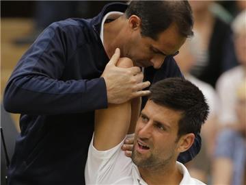 Novak Djokovic hat sich am rechten Ellenbogen verletzt. Foto: Alastair Grant