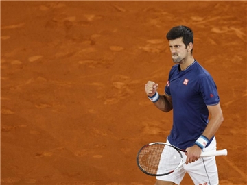 Novak Djokovic steht ohne zu spielen im Halbfinale von Madrid. Foto: Daniel Ochoa De Olza