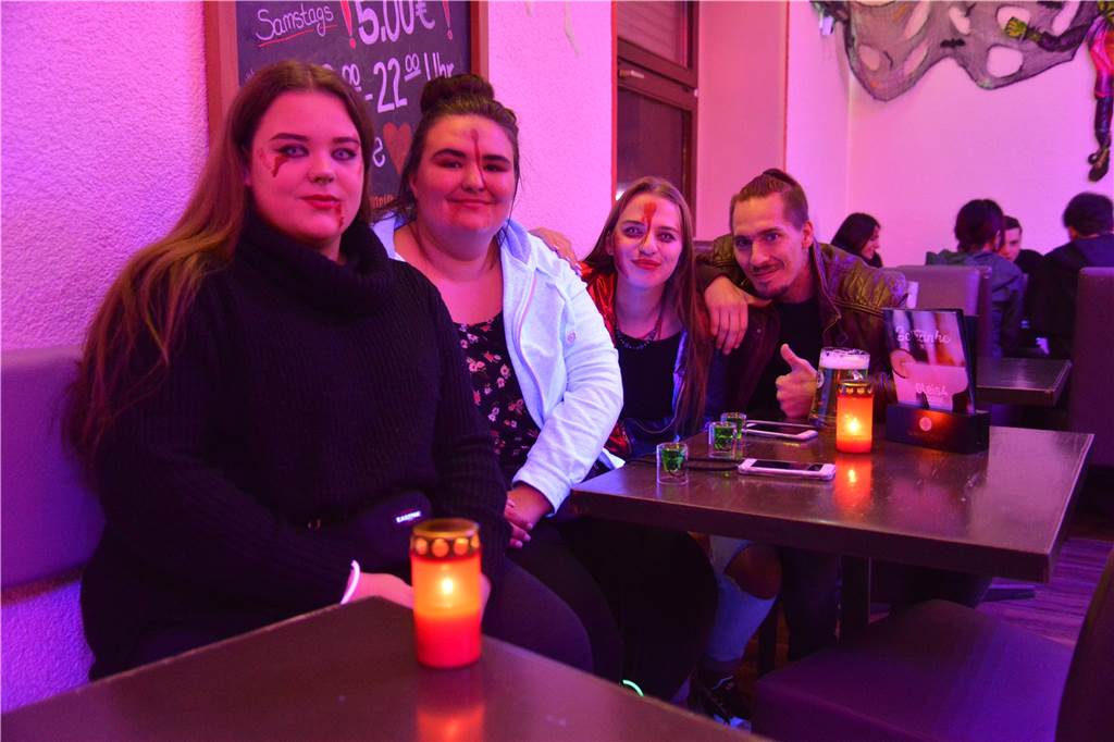 Castrop-Rauxeler Wirt gegen den Mainstream: Corona-Hilfen retten uns November 2019 im Gleis 4: Was würden viele dafür geben, wieder Partys wie zu Halloween im Gleis 4 zu feiern. Ausgelassen, ohne Masken und Abstände, ohne Sorgen. Das Lokal am Hauptbahnhof hat 90 Prozent Umsatzeinbruch durch die Corona-Pandemie.