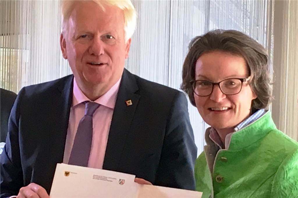 Land garantiert mehr Geld für den öffentlich geförderten Wohnungsbau NRW-Bauministerin Ina Scharrenbach und Oberbürgermeister Ullrich Sierau unterzeichneten die Vereinbarung zur Wohnungsbauförderung.