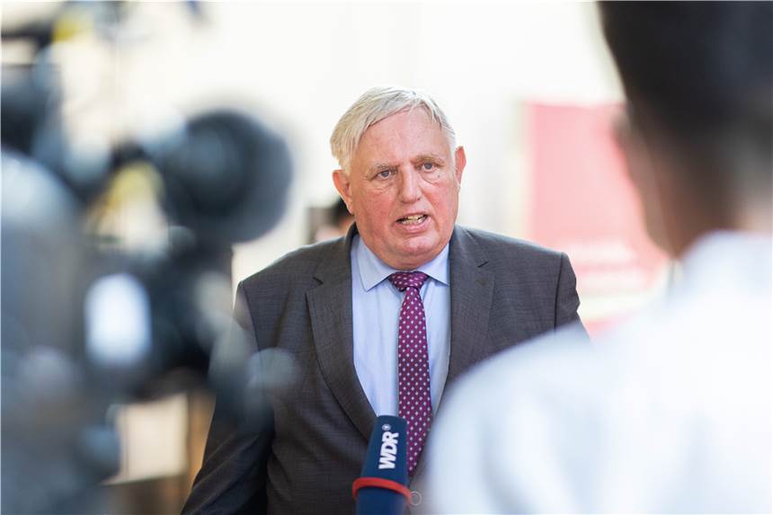 Laumann wirbt eindringlich für Corona-Impfung - „Vierte Welle wird kommen“ NRW-Gesundheitsminister Kar-Josef Laumann wirbt eindringlich für die Corona-Impfung.
