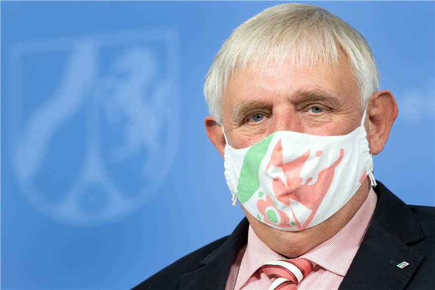 NRW-Gesundheitsminister Karl-Josef Laumann (CDU) begründete die Verlängerung der Karenzzeit auch damit, dass der zurückliegende Drei-Tages-Zeitraum auch die Ostertage mit zum Teil eingeschränkten Test- und Meldeprozessen umfasse.