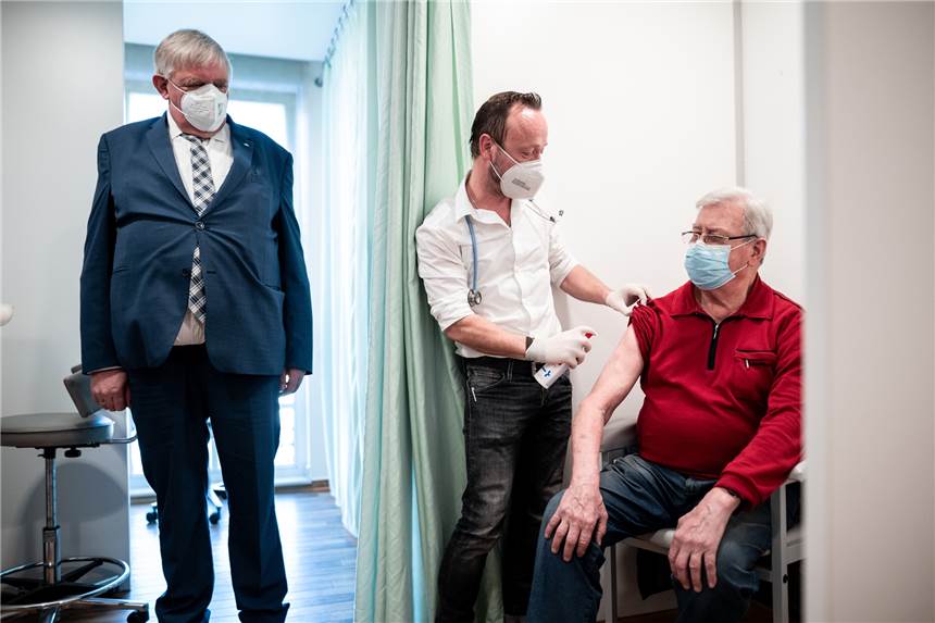 Teil-Impfpflicht: NRW-Ministerium stellt Hilfe in Millionen-Höhe in Aussicht NRW-Gesundheitsminister Karl-Josef Laumann (CDU) schaut einer Impfung zu.