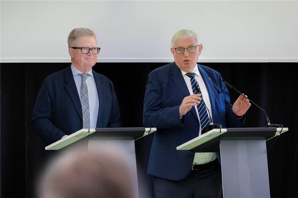 Dr. Volker Schrage verlässt die KVWL-Führung: Aufruf zu mehr Engagement Volker SChrage (l.) und Karl Josef Laumann