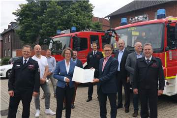 NRW-Heimatministerin Ina Scharrenbach überbrachte Bürgermeister Lothar Christ nicht nur den Förderbescheid für den Neubau des Feuerwehr-Gerätehauses in Werne-Stockum, sondern nutzte die Gelegenheit, den Kameraden der Feuerwehr für ihren Einsatz während des Unwetters zu danken. 