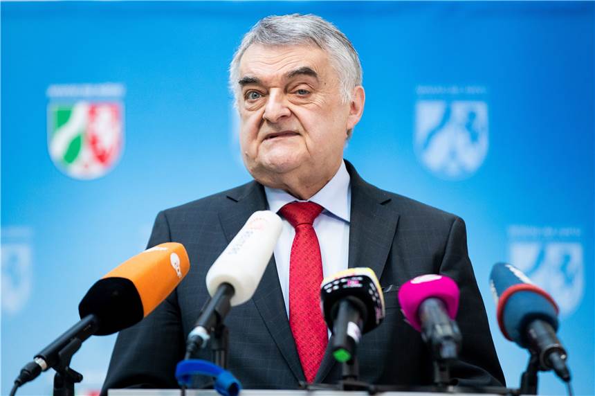NRW-Innenminister Herbert Reul: Bundesliga-Abbruch möglich NRW-Innenminister Herbert Reul. (Archiv)