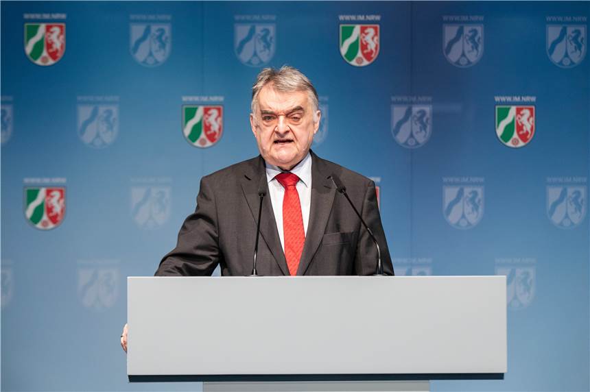 Nicht nur wegen Revierderby: NRW-Innenminister Reul dankt Fußballfans NRW-Innenminister Herbert Reul (CDU) bedankt sich bei den Fußballfans. (Archiv)