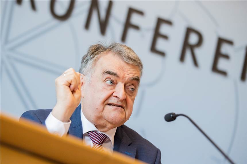Zahl der Rechtsextremisten in NRW nimmt enorm zu NRW-Innenminister Herbert Reul (CDU) hat den aktuellen Verfassungschutzbericht vorgestellt.