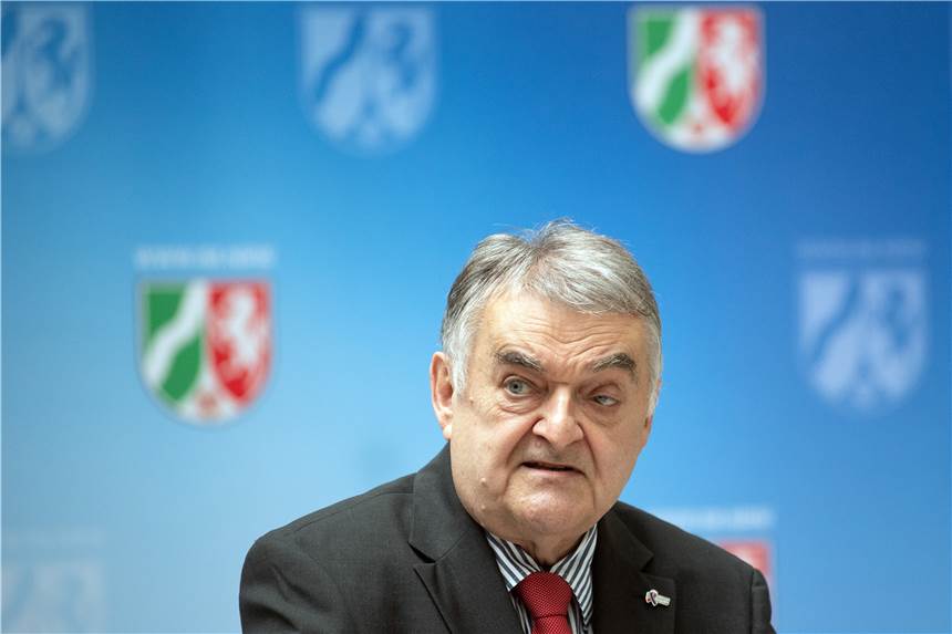 NRW-Innenminister will Studie zu Extremismus bei Polizei NRW-Innenminister Herbert Reul (CDU) will extremistische Einstellungen bei der Polizei untersuchen lassen.