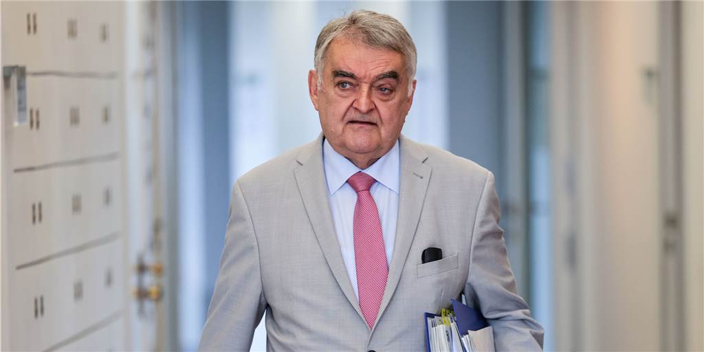Todesschüsse auf 16-Jährigen: Minister spricht von neuem Verdacht gegen den Einsatzleiter NRW-Innenminister Herbert Reul gab einen neuen Stand zum Fall Mouhamed D. ab (Archivbild).