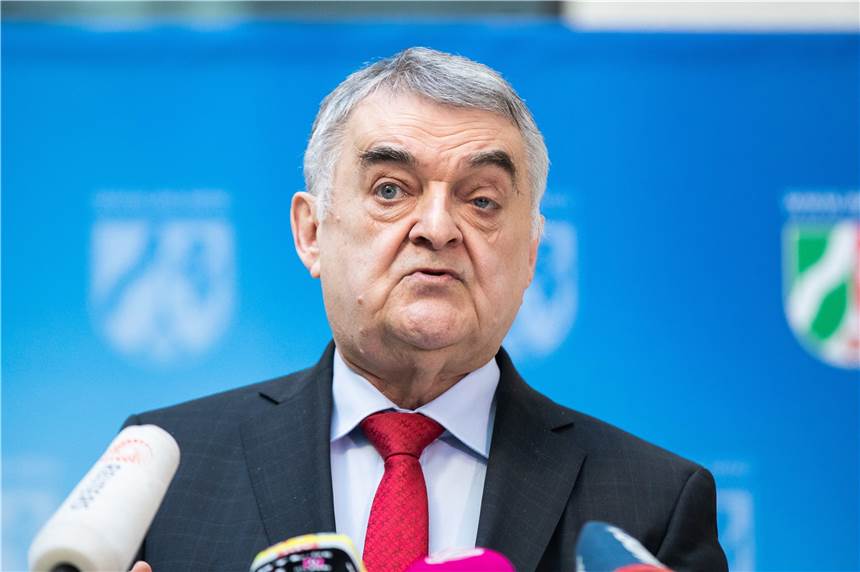 NRW-Innenminister Reul hält Bundesliga-Geisterspiele für vertretbar NRW-Innenminister Herbert Reul hält Geisterspiele in der Bundesliga für vertretbar.