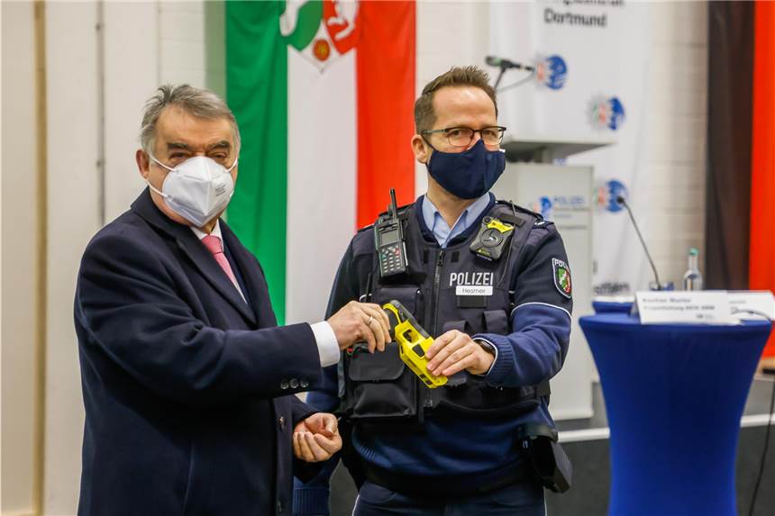 NRW-Innenminister äußert sich zu gefilmten Taser-Einsatz in der Nordstadt NRW-Innenminister Herbert Reul hat die neuen Elektro-Taser im Januar symbolisch in Dortmund an die Polizei übergeben.