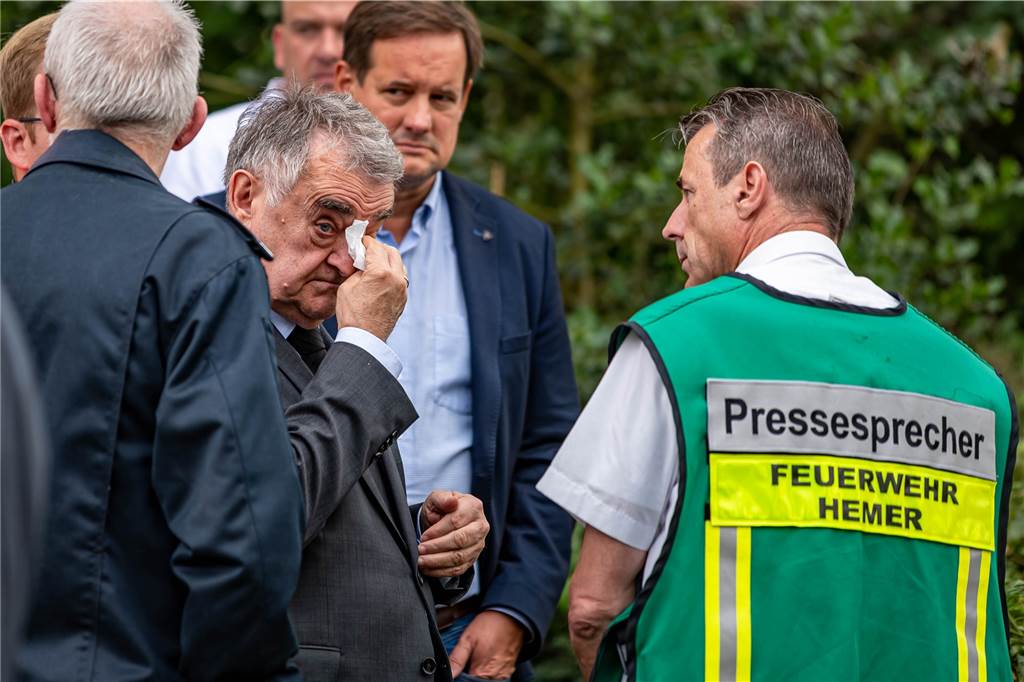 Haus-Explosion in Hemer: Zweites Opfer in Klinik gestorben NRW-Innenminister Herbert Reul (M, CDU) besucht die Unglücksstelle und spricht mit den Einsatzkräften.