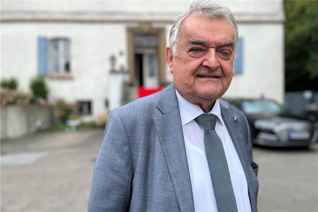 NRW-Innenminister Herbert Reul schaut zurzeit relativ zufrieden nach Castrop-Rauxel.