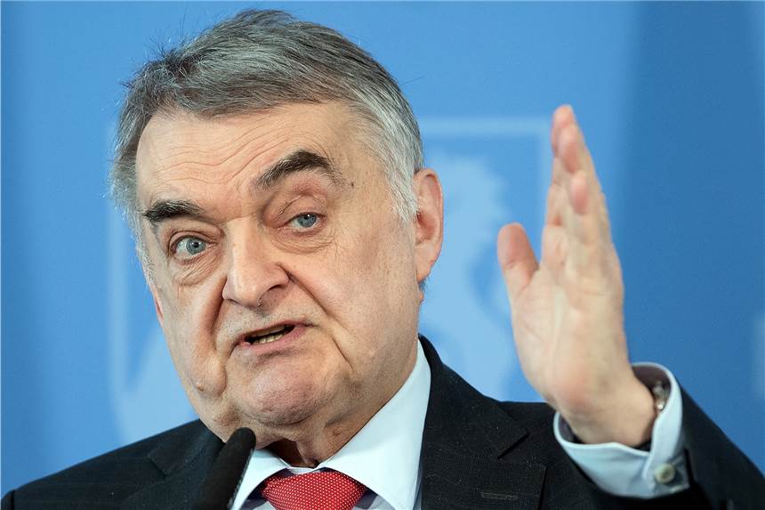 NRW-Polizeiskandal: Gibt es weitere Fälle von rechtsextremen Inhalten? NRW-Innenminister Herbert Reul wandte sich mit einer Mail an die Beschäftigten der Polizei.
