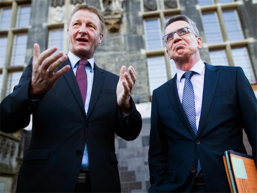Gemeinsam gegen Einbrecher: Neue Allianz im Westen NRW-Innenminister Jäger und Bundesinnenminister De Maizière wollen auf Einbrecherbanden, die durch Europa ziehen, mit einer besseren Zusammenarbeit reagieren. Foto: Rolf Vennenbernd