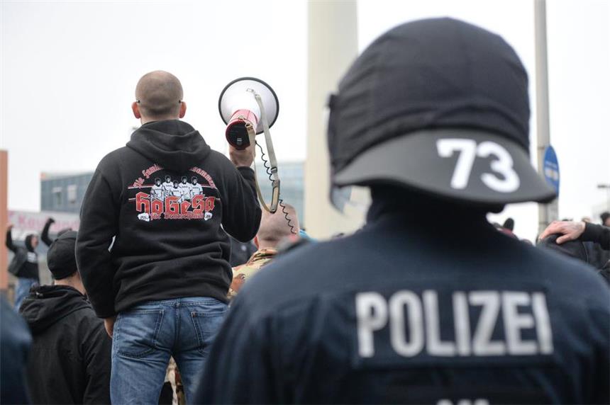 Minister hält Polizeieinsatz für angemessen NRW-Innenminister Ralf Jäger (SPD) hält den Einsatz der Polizei bei der Holligan-Demo in Köln für angemessen.