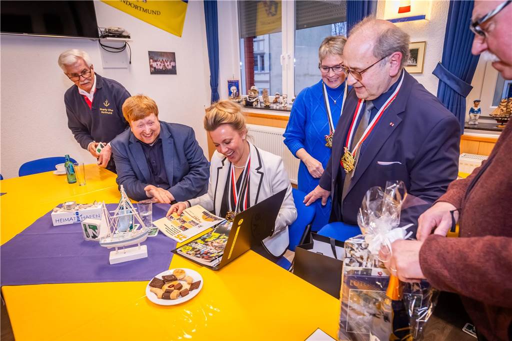 NRW-Ministerin Ina Brandes (CDU) zu Besuch im Kulturhaus Lütgendortmund.