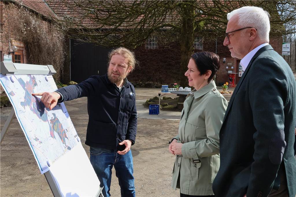 NRW-Ministerin Silke Gorißen verschafft sich ein Bild von der Weiterentwicklung und dem Potenzial des Heidhofs in Kirchhellen.