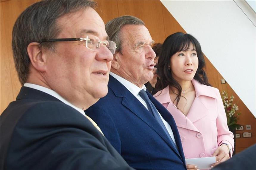 NRW-Ministerpräsident Armin Laschet (l-r), Alt-Bundeskanzler Gerhard Schröder und seine damalige Freundin und heutige Ehefrau Soyeon Kim in Düsseldorf. Foto: Bernd Thissen