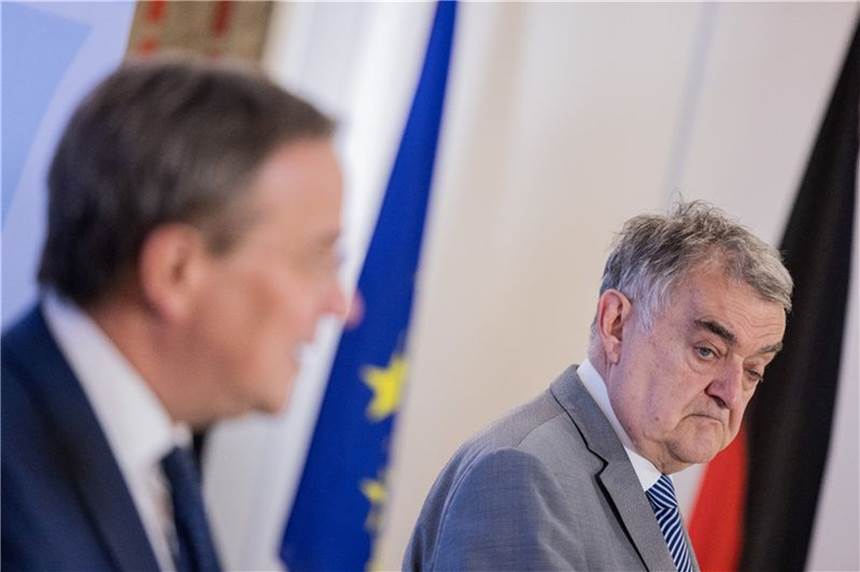 Clan-Kriminalität in NRW: Mehr Verdächtige, weniger Straftaten NRW-Ministerpräsident Armin Laschet (l) und NRW-Innenminister Herbert Reul in Essen.