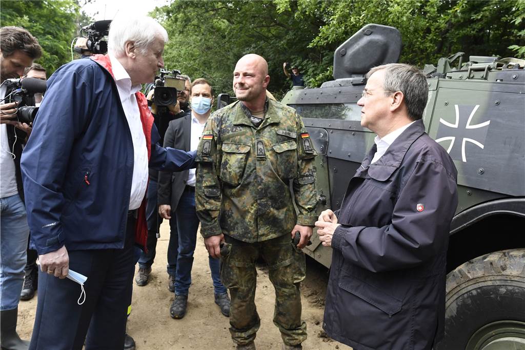 Nach Hochwasser: Aufatmen an der Steinbachtalsperre - Abbruchkante Erftstadt riskant NRW-Ministerpräsident Armin Laschet (r.) hat sich an der Steinbachtalsperre mit Horst Seehofer ein Bild von der Lage vor Ort gemacht.