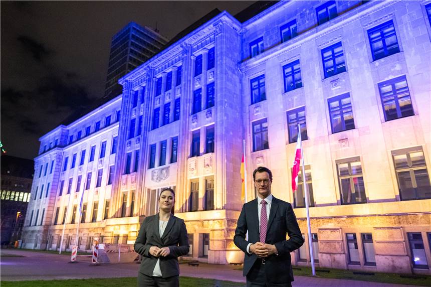 Folgen der Ukraine-Krise für NRW: Wüst lädt zu Spitzengespräch ein NRW-Ministerpräsident Hendrik Wüst (CDU) und die ukrainische Generalkonsulin in Düsseldorf, Iryna Shum, stehen am Mittwochabend vor der in den ukrainischen Nationalfarben beleuchteten Staatskanzlei.