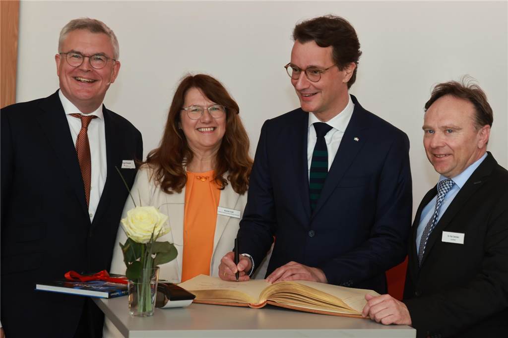 NRW-Ministerpräsident Hendrik Wüst hat sich am Rand der Veranstaltung ins Goldene Buch der Stadt Ahaus eingetragen.