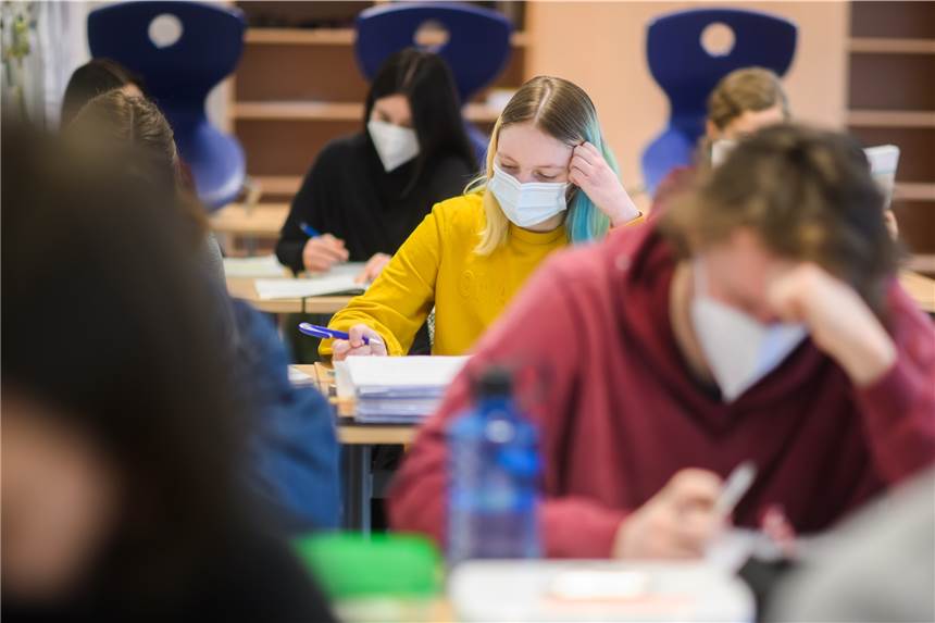 NRW-Ministerpräsident Wüst: Entscheidung zu Maskenpflicht an Schulen NRW-Ministerpräsident Hendrik Wüst hat sich zur Maskenpflicht an Schulen geäußert.