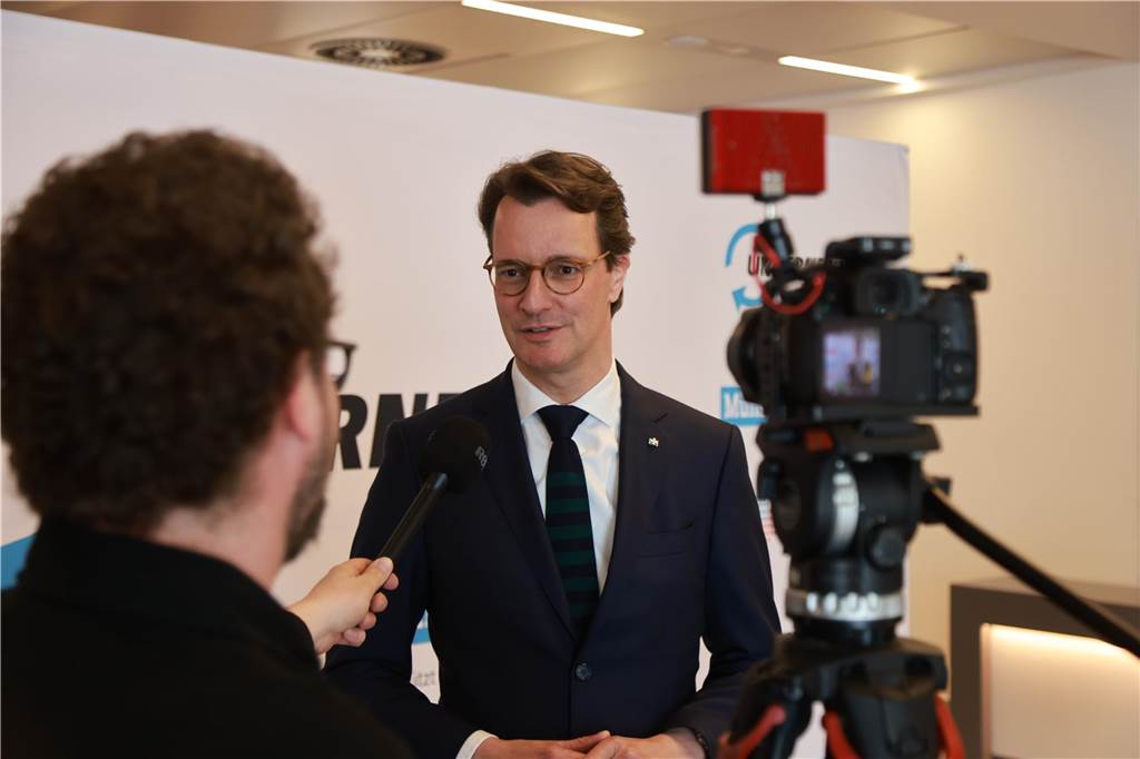 NRW-Ministerpräsident Hendrik Wüst hielt am Freitag die Laudatio auf den Preisträger.