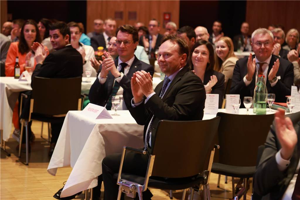 NRW-Ministerpräsident Hendrik Wüst (hinten), Landrat Dr. Kai Zwicker (vorne) und die CDU-Landtagsabgeordnete Heike Wermer im Publikum bei der Verleihung der Auszeichnung Unternehmer des Jahres 2022.
