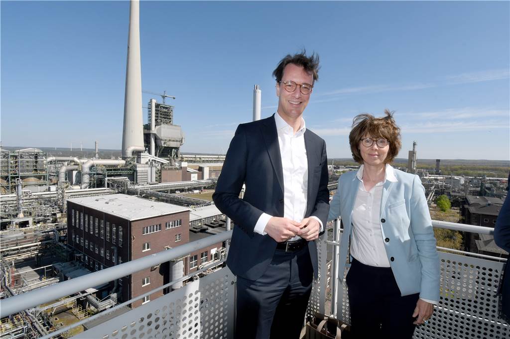 Hendrik Wüst im Chemiepark Marl: „Betrieb der Kohlekraftwerke verlängern“ NRW-Ministerpräsident Hendrik Wüst mit Ute Wolf ( Finanzvorstand von Evonik) im Chemiepark Marl.