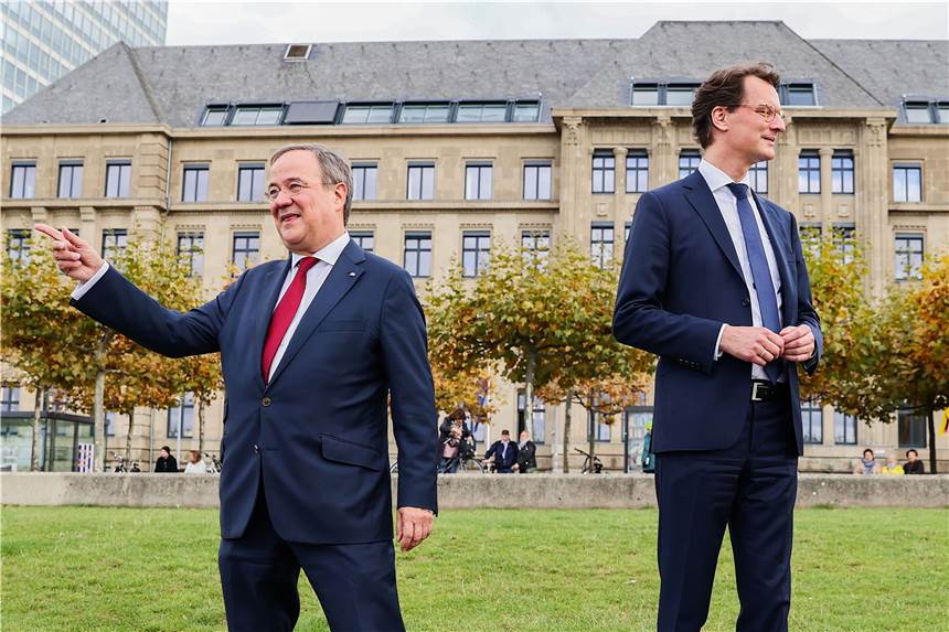 Anhörung zur Flutkatastrophe: Wüst und Laschet weisen Schuld von sich NRW-Ministerpräsident Hendrik Wüst (r, CDU) und sein Amtsvorgänger Armin Laschet (CDU) haben zur Flutkatastrophe ausgesagt.