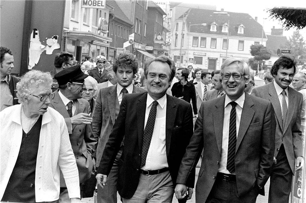 NRW-Ministerpräsident Johannes Rau (m.) besuchte Hans-Werner Harzer (2.v.r.) häufiger in Lünen.