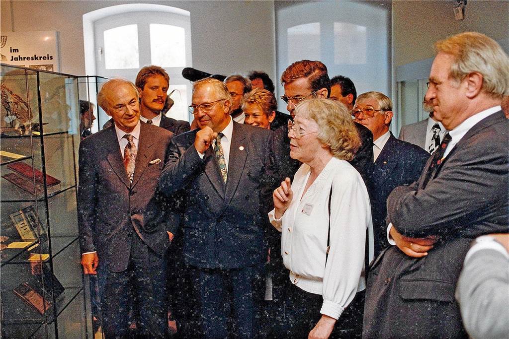 Große Trauer: Dorstens Ehrenbürgerin Schwester Johanna Eichmann mit 93 Jahren verstorben NRW-Ministerpräsident Johannes Rau (r.) gehörte zu den prominenten Gästen, die Schwester Johanna Eichmann als ehrenamtliche Museumsleiterin (M.) bei der Eröffnung des Jüdischen Museums am 28. Juni 1992 durch die Ausstellung führen durfte. Links Stadtdirektor Dr. Karl-Christian Zahn, daneben Bürgermeister Heinz Ritter.