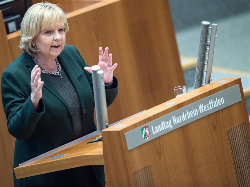 NRW-Innenminister Jäger sieht keinen Grund für Rückzug NRW-Ministerpräsidentin Kraft im Düsseldorfer Landtag über die Silvester-Übergriffe: «Es ist ein schlimmer Eindruck, der da entstanden ist». Foto: Federico Gambarini