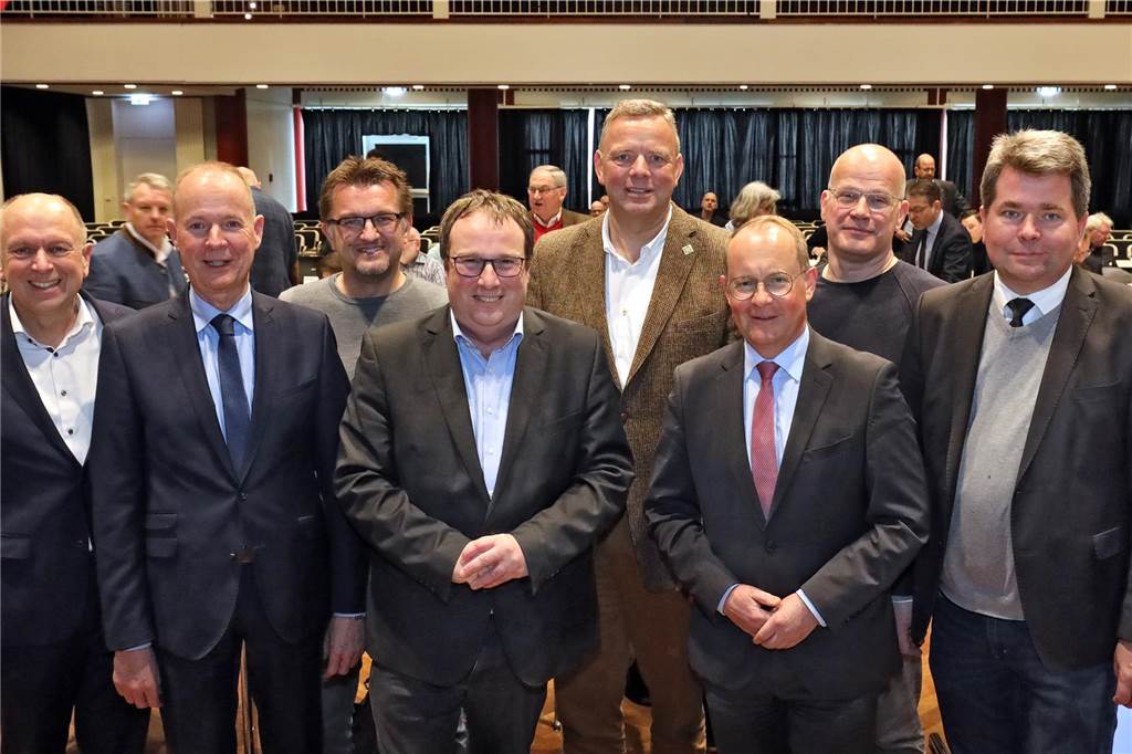 Rückforderung von Millionen möglich: Risiko bei Eurobahn-Übernahme (v.l.): Christoph Rüther, Theo Melcher, Geschäftsführer Joachim Künzel, Oliver Krischer , Vorsitzender der Verbandsversammlung Matthias Goeken, der damalige Verbandsvorsteher Dr. Klaus Drathen, Oliver Gubela, Carsten Rehers (ohne Titel Mitglieder des Vorstandes).