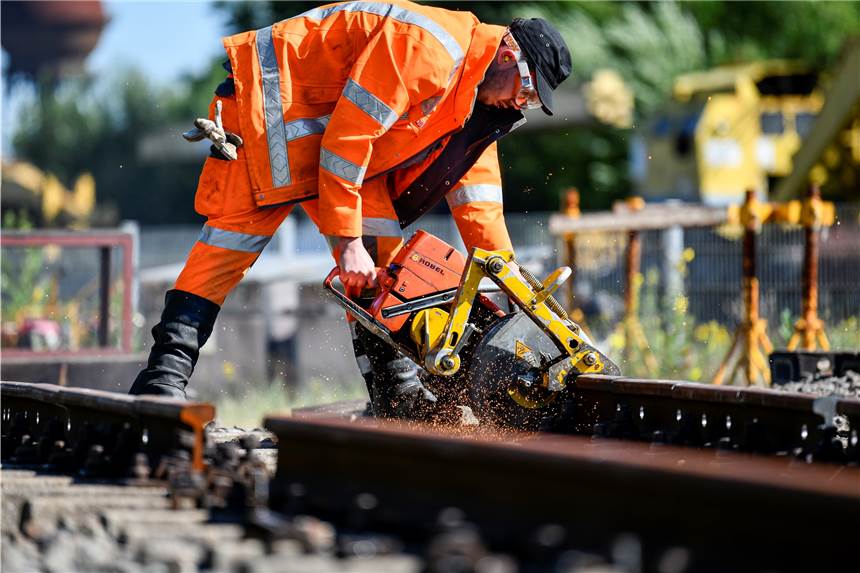 Bahnhöfe, Gleise, Stellwerke: Bahn investiert in NRW zwei Milliarden NRW-weit sollen 310 Kilometer Gleise, 415 Weichen und 21 Brücken modernisiert werden
