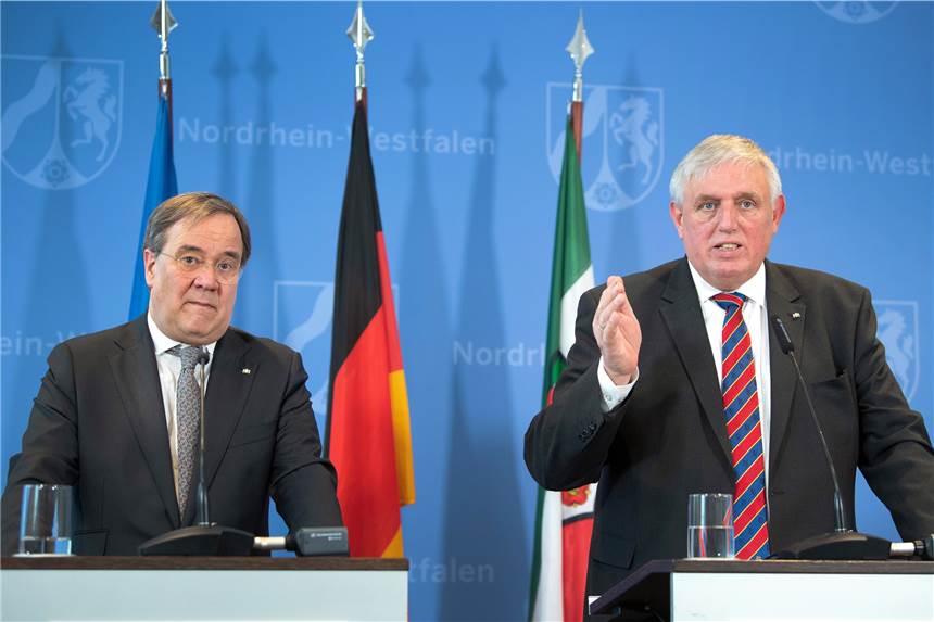 Aus für den Sport? Nordrhein-Westfalen schlägt Kontaktsportverbot vor NRW will wohl ein Kontaktsportverbot: Armin Laschet, nordrhein-westfälischer Ministerpräsident, und Karl-Josef Laumann (CDU), Gesundheitsminister von Nordrhein-Westfalen.