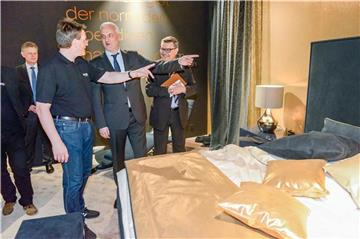 NRW-Wirtschaftsminister Garrelt Duin (2.v.r.)  war Gast auf dem Messestand des Stadtllohner Möbelherstellers Hülsta. Geschäftsführer Oliver Bialowons (2.v.l.) führte Duin über den Messestand.