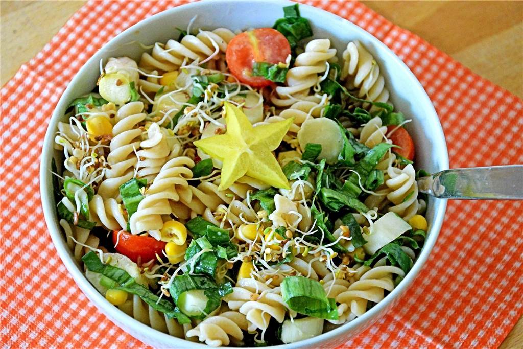 Abwechslung beim Grillen: 8 Sommersalate mit dem gewissen Pfiff Nudelsalat geht immer - auch vegan!