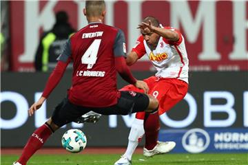 Nürnbergs Almeida Santos Ewerton Jose (l) wirft sich in einen Schuss vom Regensburger Jann George. Foto: Daniel Karmann